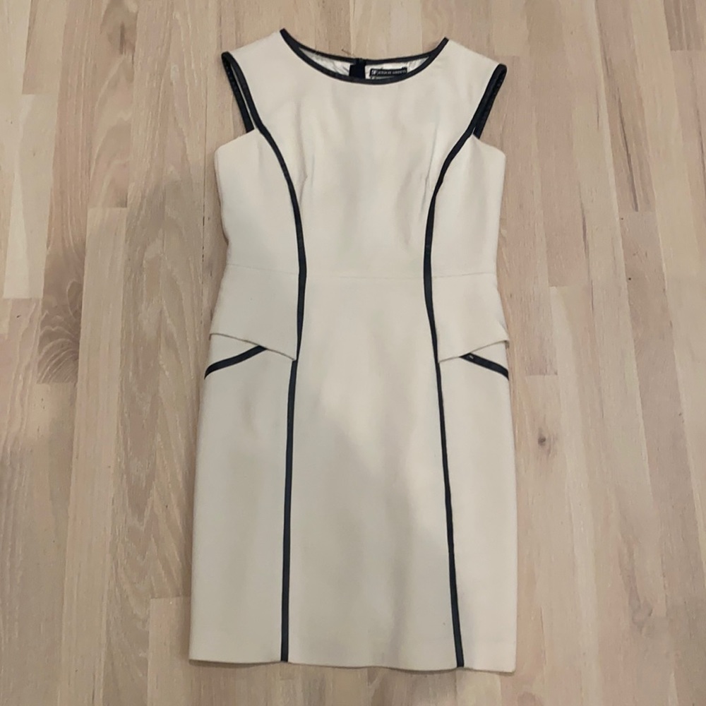 Milly Black and White Sheath Mini Dress Sleeveless Crew Neck
